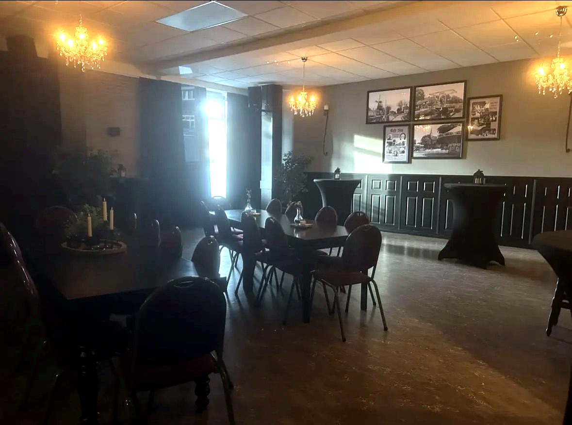 Zaal van Café De Molle met tafels en sfeerverlichting