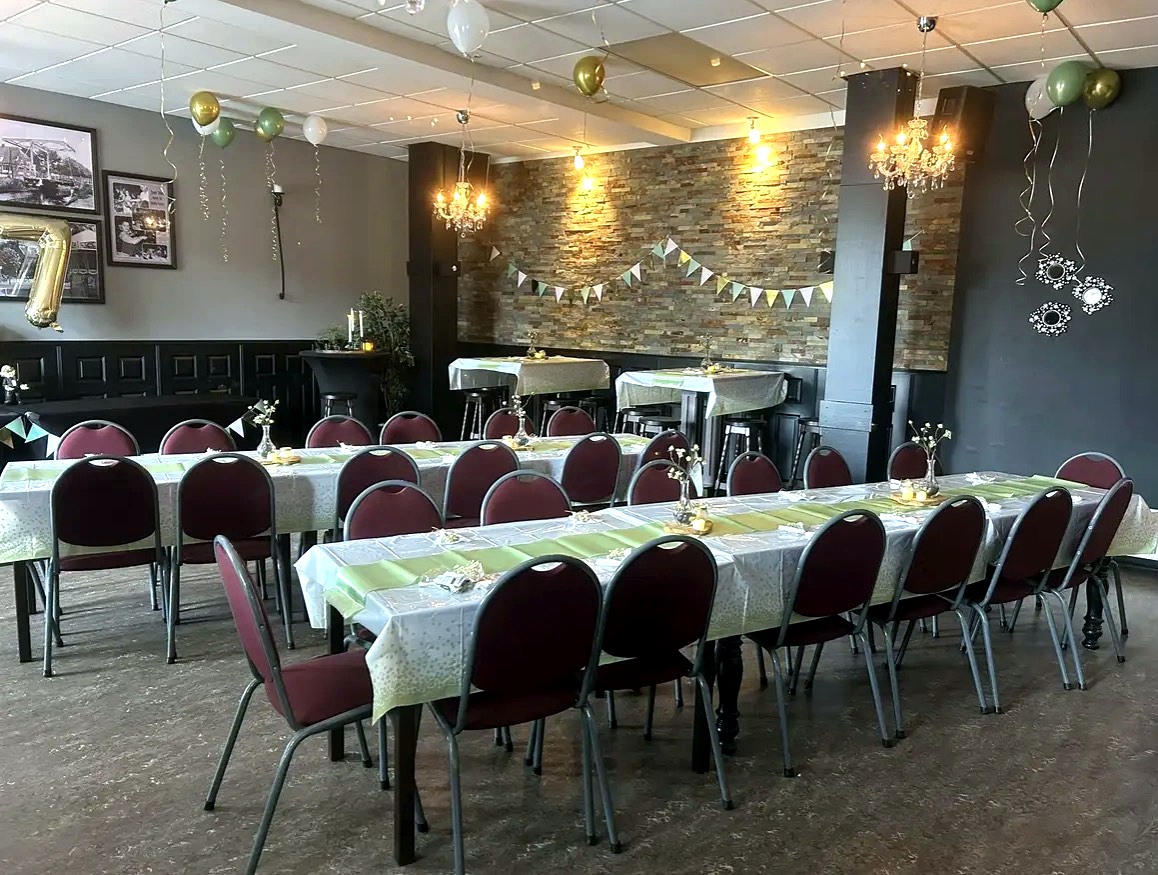 Ruime zaal met tafels en stoelen