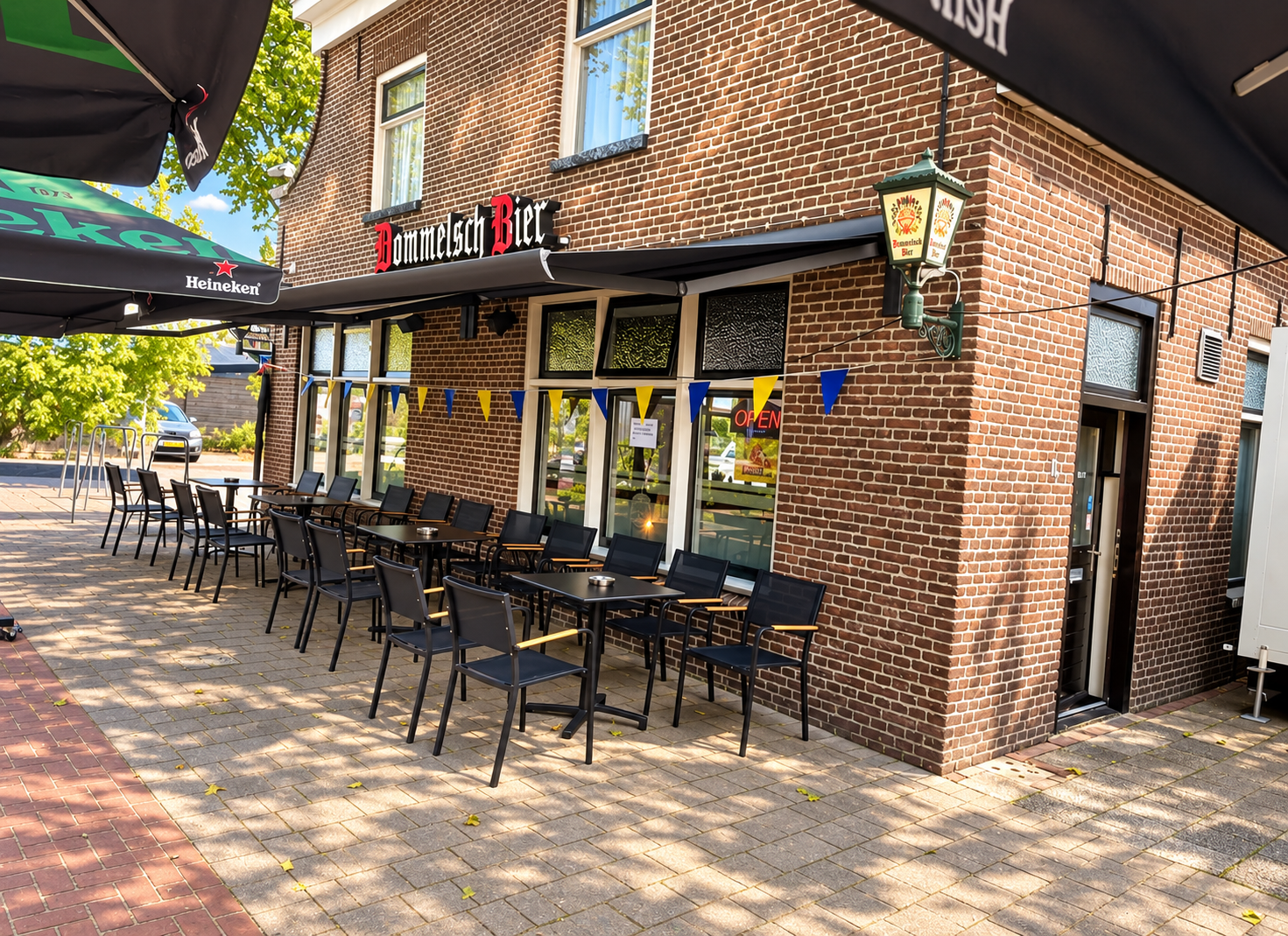 Het terras van Café De Molle op een zonnige zomerdag